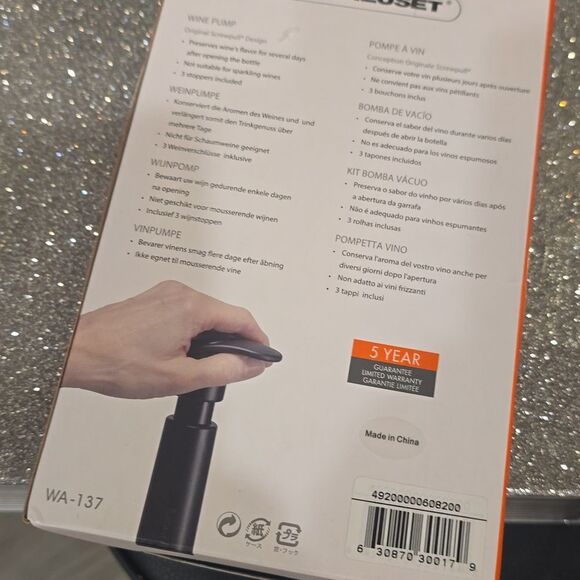 Le Creuset Wine Pump w/ 3 Stoppers- Ceeise - Picture 6 of 6